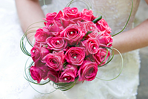 Wedding Planners Help the Bride Select Wedding Flowers